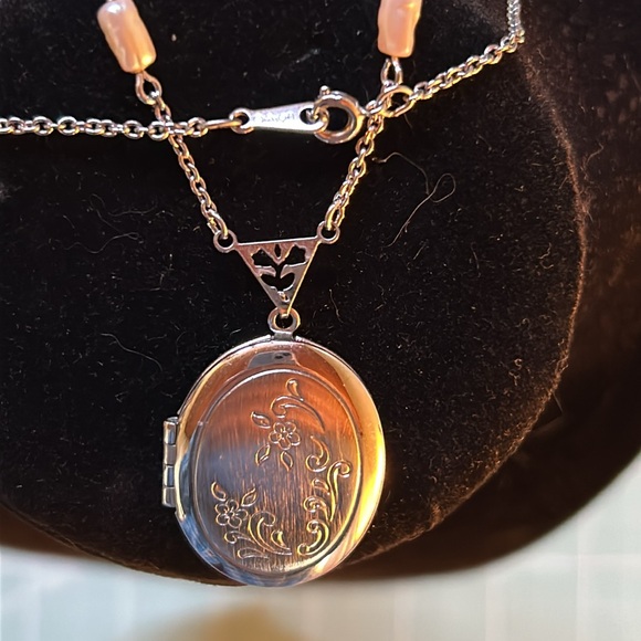Avon Silver Tone Oval Shaped Locket With floral Design & Pearls - Picture 3 of 5
